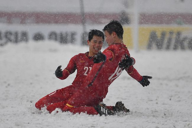 欧联-布莱顿1-0十人雅典AEK 佩德罗造点+点射制胜北京时间12月1日01:45，欧联小组赛第五轮布莱顿挑战雅典AEK的比赛，上半场弗格森低射造险，聚贝尔中柱，下半场若昂佩德罗造点+点射破门，加齐诺维奇直红，最终布莱顿客场1-0十人雅典AEK。